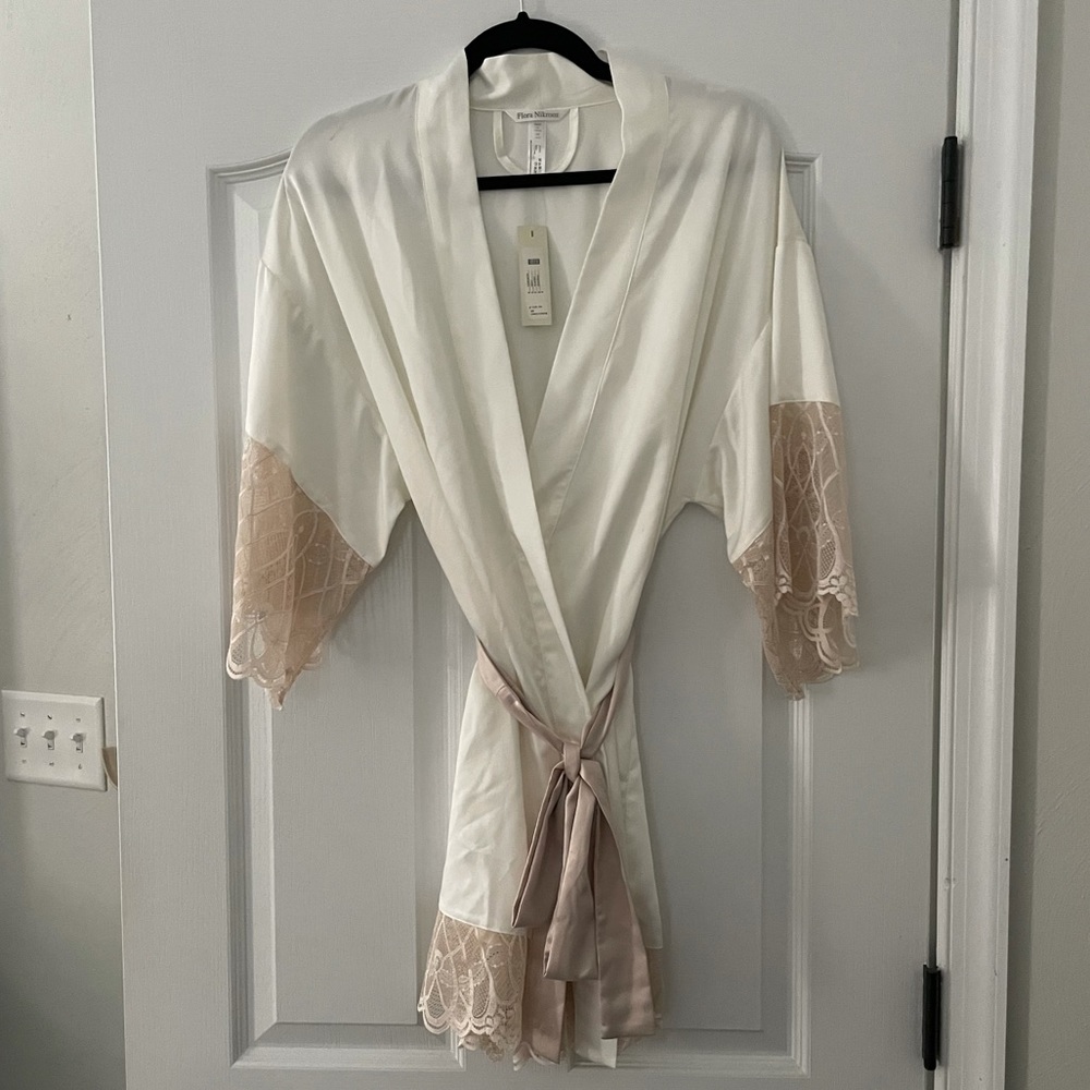 NWT Flora Nikrooz Ivory Lace Robe XS